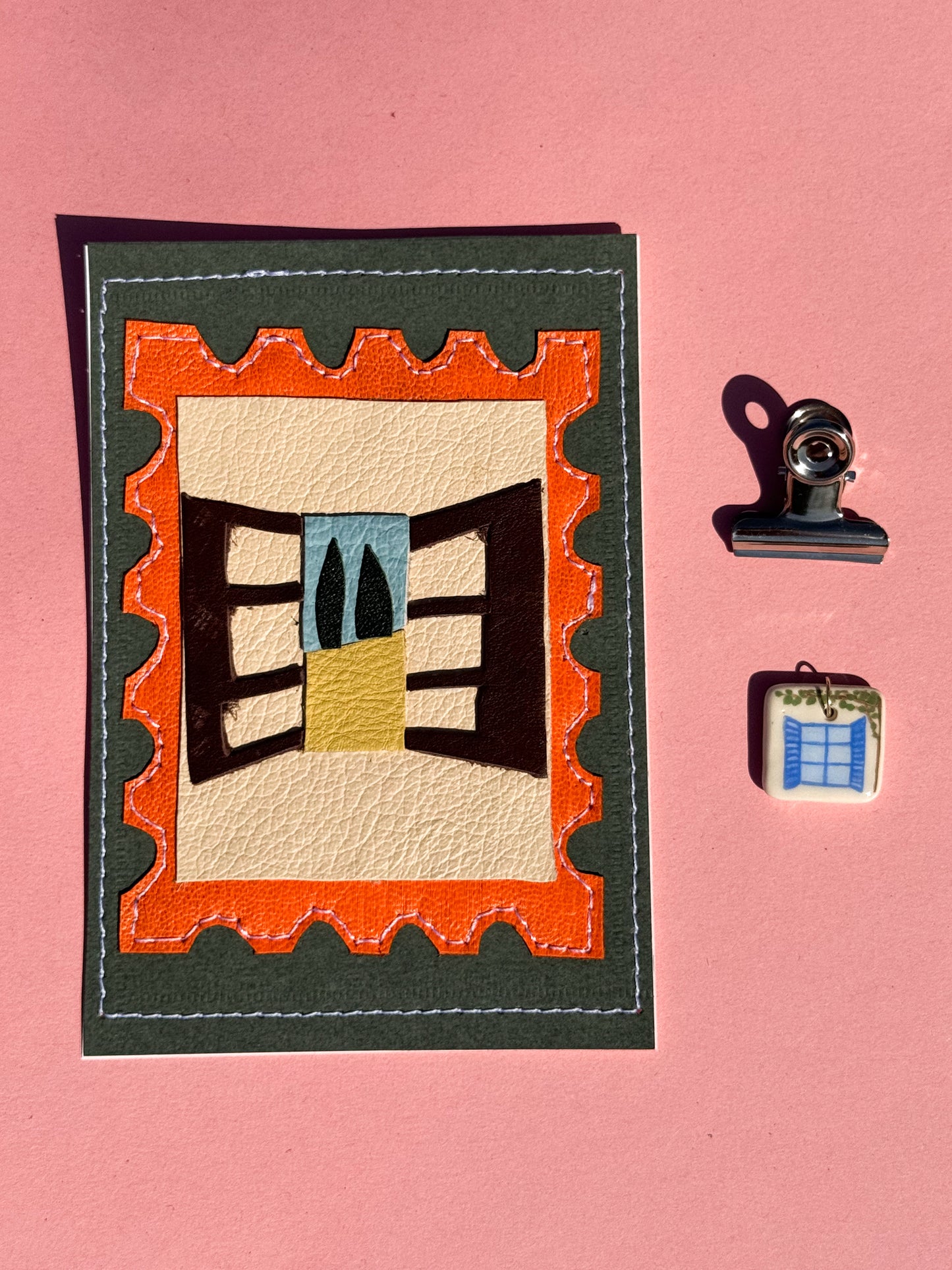 La fenêtre - Médaillon + Carte postale