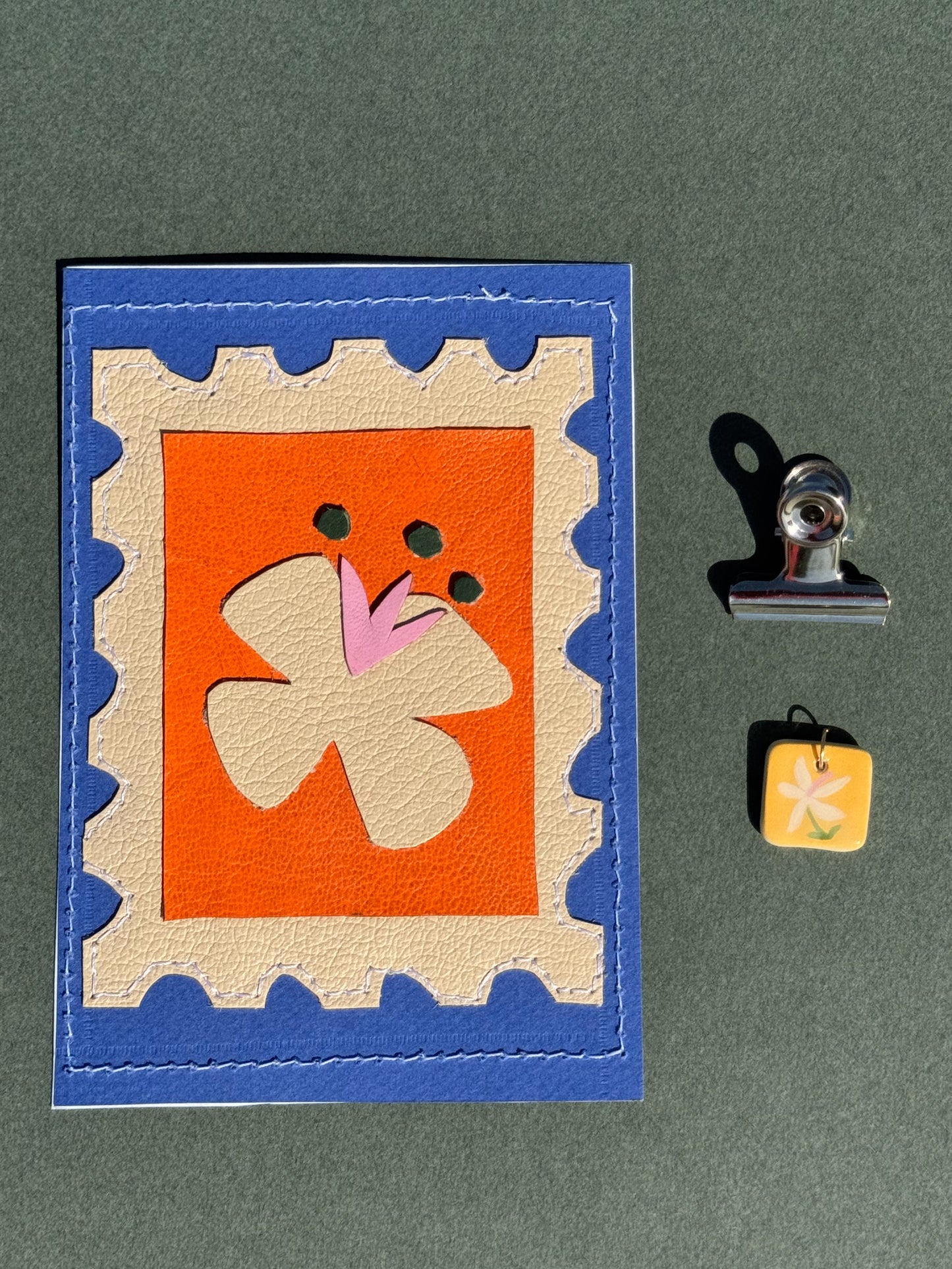 La fleur - Médaillon + Carte postale